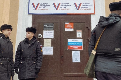 Двух москвичей задержали на избирательном участке за шарф с цитатой Оруэлла. Число задержанных на выборах превысило 75 человек — «ОВД-Инфо»